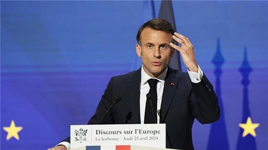 Der französische Präsident Emmanuel Macron fordert eine europäische Verteidigungsstrategie mit einer gemeinsamen Rüstungsindustrie und einer über Fonds der EU finanzierte beschleunigte Aufrüstung.