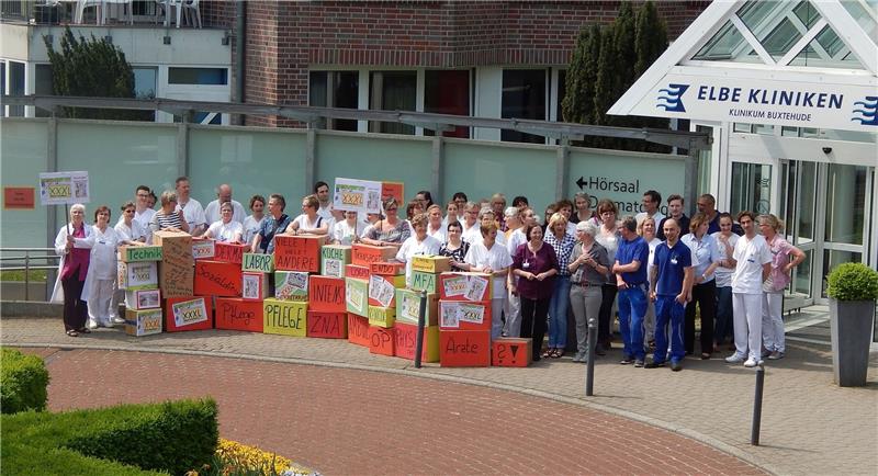 Protest gegen Überstundenberge an Elbe Kliniken 100 Mitarbeiter der Elbe Kliniken in Buxtehude und Stade haben stellvertretend für ihre 2500 Kollegen beim bundesweiten Tag der Pflege einen Abbau der Überstundenberge gefordert. Fotos Vasel