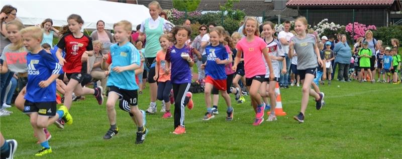 149 Läufer machten sich beim Sponsorenlauf an der Ahlerstedter Grundschule auf den Weg.
