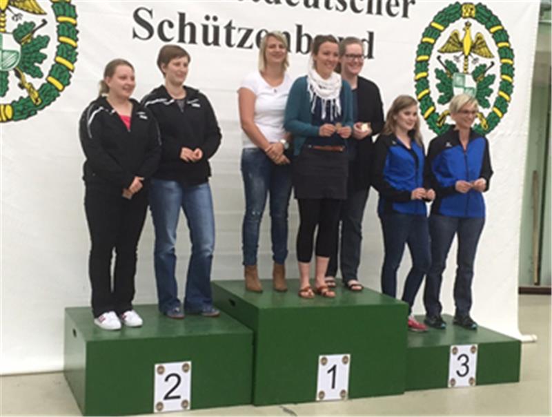 1.Platz: Von links nach rechts: Elke Schoppe, Martina Prekel und Stephanie Schwarz von der Schützengilde Buxtehude.