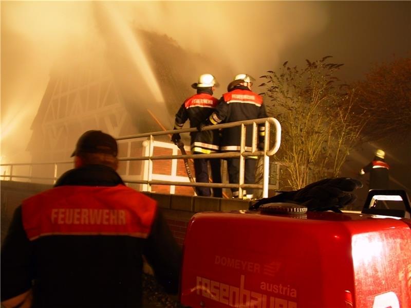 2008 brannte in Neuenkirchen ein Reetdachhaus von 1720 ab; eine Silvesterrakete war im Reet steckengeblieben. Foto Kordländer