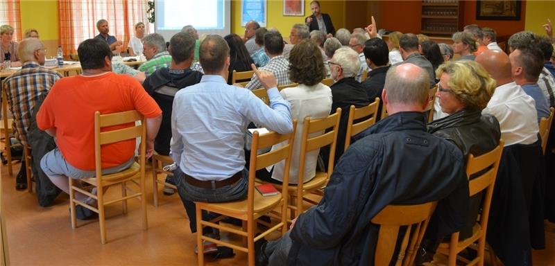 50 Anwohner besuchten die Informationsveranstaltung zur Erneuerung des Stader Wegs im Wiepenkathener Dorfgemeinschaftshaus. Foto Ratje