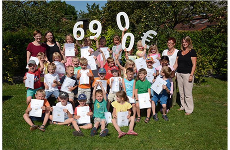 6900 Euro schüttet die Myriam C. Grass Stiftung im Flecken Horneburg aus. Insbesondere die Kindergärten profitierten von den Spenden. Stolz bejubeln die Kleinen ihre Urkunden vom Sozialtraining. Foto Beneke