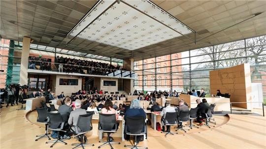 Abgeordnete sitzen im Kieler Landtag.