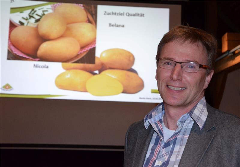 Agrar-Ingenieur Martin Rave erklärt den Zuhörern im Freiburger Speicher die Kartoffelzucht. Foto von Allwörden