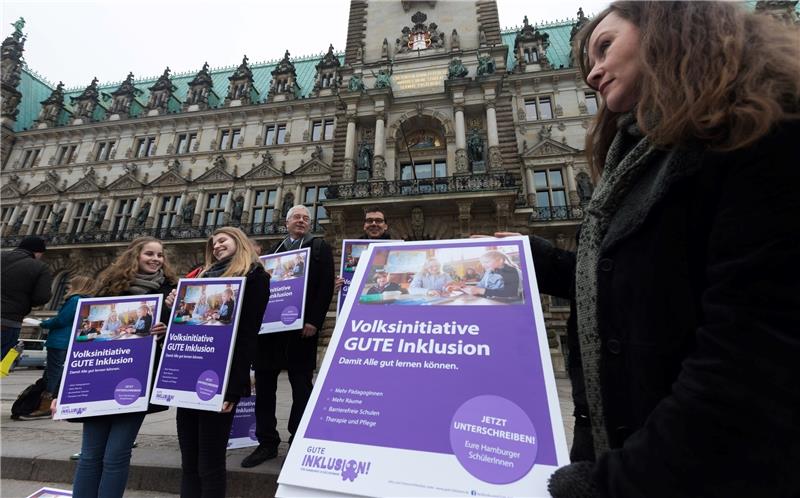 Aktivisten werben am Montag vor dem Rathaus für die Volksinitiative „Gute Inklusion für Hamburgs SchülerInnen“. Foto Perrey/dpa