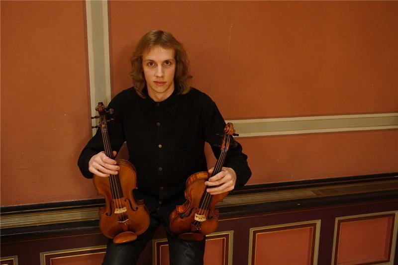 Albrecht Menzel benötigte für einen Teil seiner Darbietung im Stader Rathaus zwei Geigen.