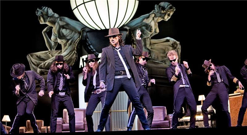 Alex Melcher (Mitte) als Udo Lindenberg im Musical „Hinterm Horizont“ auf der Bühne des Operettenhauses. Foto Acke/dpa