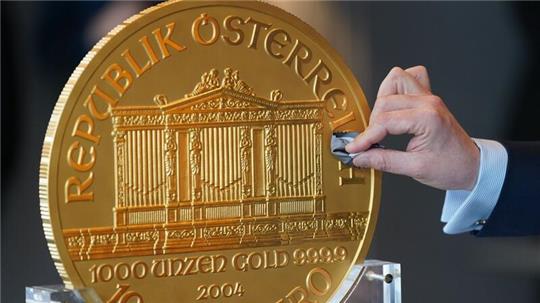Alexander Köhne, Vertriebsleiter Pro Aurum, putzt eine ca. 31 Kilogramm schwere Goldmünze.