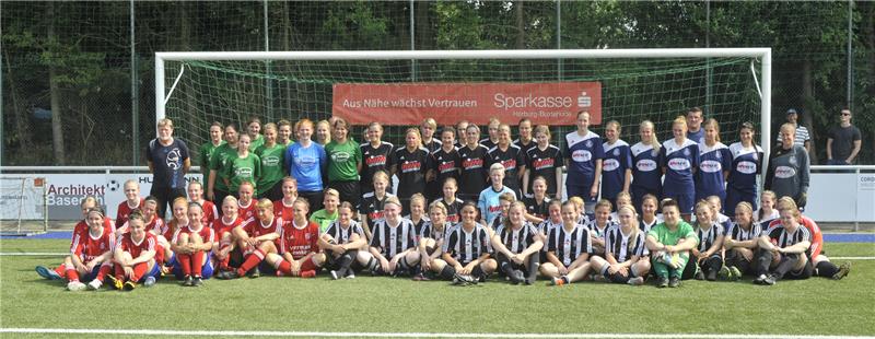 Alle Teams auf einen Schlag: Am Ende setzten sich die Hedendorfer Fußballerinnen in den schwarz-weiß gestreiften Trikots durch. Foto Borchers