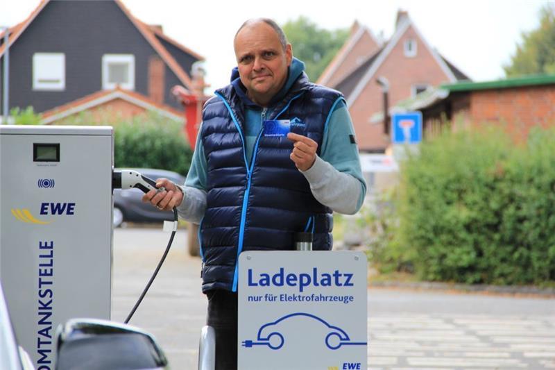 Als E-Tankwart präsentiert Samtgemeindebürgermeister Michael Gosch die erste Ladestation für E-Autos in der Samtgemeinde Lühe.