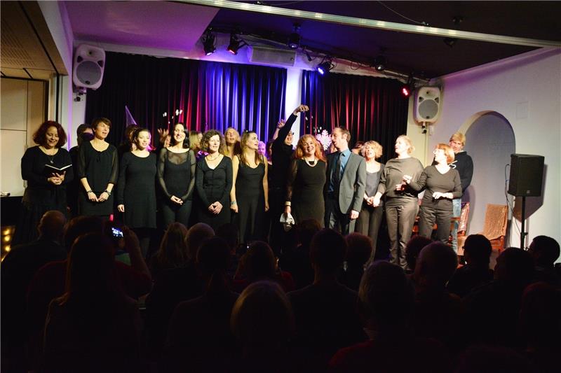 Am Ende singen sie alle zusammen "Leise rieselt der Schnee": Die Akteure der Weihnachtsrevue verabschieden sich auf der Bühne von ihrem Publikum. Foto Beneke
