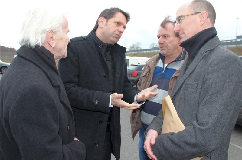 Am Rande eines Besuchs im Logistikzentrum bei Rade hat Minister Olaf Lies ein offenes Ohr für die Anliegen von Manfred Hoffmann (links), Andreas Bartels (rechts) und Uwe Klindtworth. Foto Michaelis