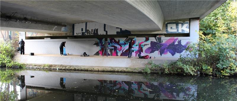 Am Tag nach der Eröffnung der neuen legalen Graffiti-Fläche unter der Brücke Stader Straße sind die Sprayer mit ihren Werken schon ein gutes Stück weiter gekommen. Fotos Richter
