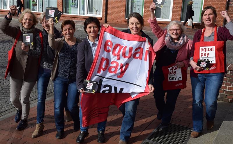 Am heutigen Frauentag werden viele Frauen in aller Welt auf die Straße gehen. Zu einer Demo am 18. März, dem „Equal Pay Day“, rufen die Gleichstellungsbeauftragten im Kreis Stade auf (von links): Karina Holst (Stade), Isabell Strömer (Droch