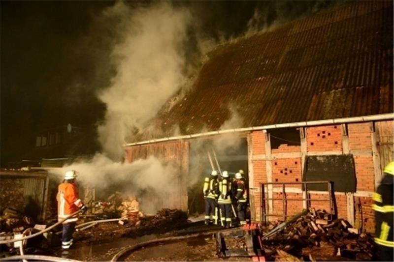 Am späten Samstagabend wurde eine alte landwirtschaftliche Scheune im Ortszentrum von Heinbockel, die inzwischen als Lager genutzt wird, bei einem Feuer schwer beschädigt. Fotos Beneke