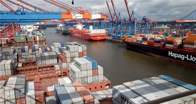 An den Kais der Hansestadt sind im vergangenen Jahr 9,3 Prozent weniger Container umgeschlagen worden. Foto Charisius/dpa