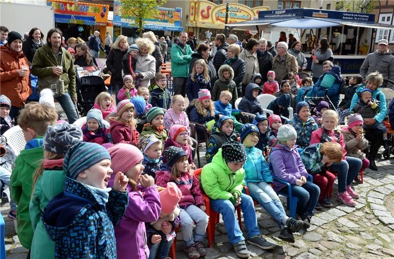 Andrang im vergangenen Jahr: Viele Kinder schauen dem Kasperle auf der Bühne zu. Archivfoto: Kordländer