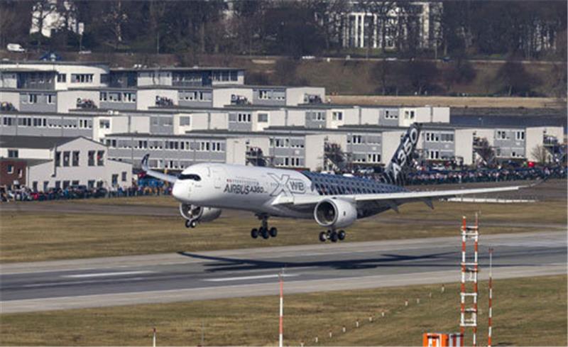 Ankunft in Hamburg – erstmals landet eine A350 XWB auf dem Airbus-Flughafen in Finkenwerder.