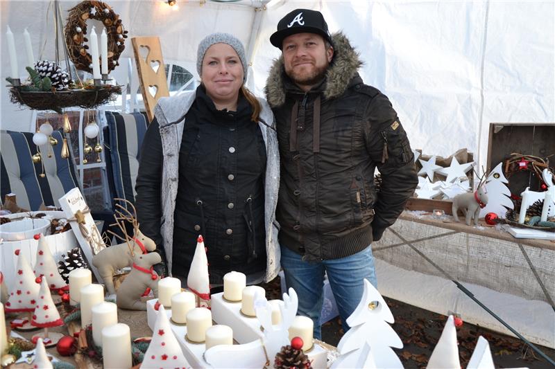 Anna und Andre Nagel aus Drochtersen verkaufen selbstgemachte 
Weihnachtsdeko. Foto Meybohm