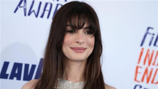 Anne Hathaway spielt in der romantischen Komädie „Als du mich sahst“ mit.