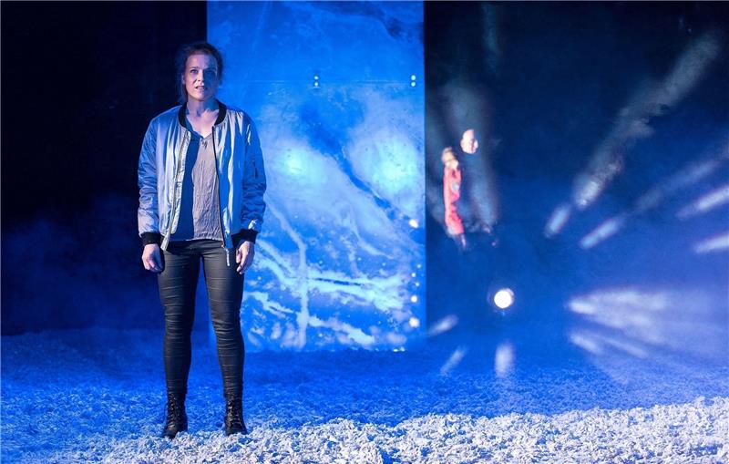 Annika Martens als Smilla im Schnee auf der Buxtehuder Halepaghen-Bühne. Foto Baraniak