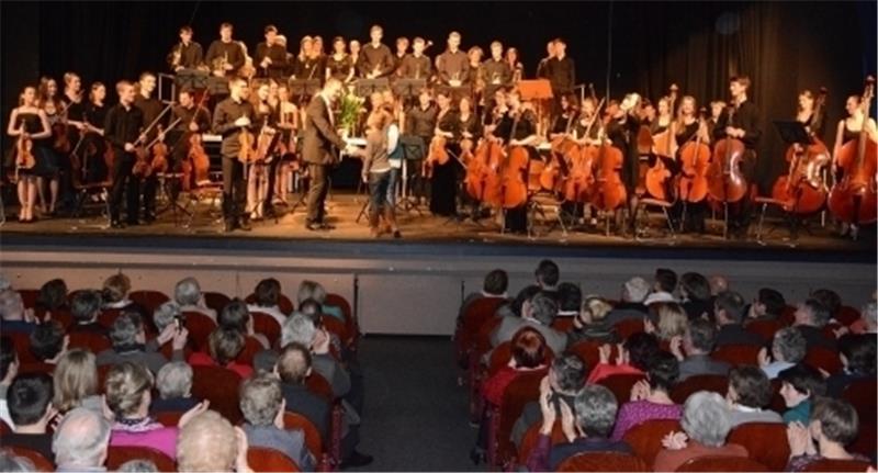 Applaus und Blumen für das Jugend-Sinfonie-Orchester Buxtehude: 600 Zuhörer verfolgen das Winterkonzert am Freitagabend auf der Halepaghenbühne. Foto Beneke