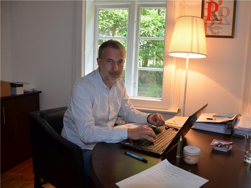 Arbeiten und Leben auf dem Lande: Jens Nordlohne an seinem Schreibtisch in seinem Arbeitszimmer. Foto von Allwörden