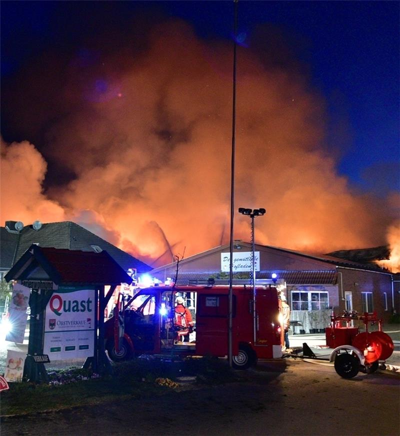 Auf dem Obsthof Quast brannte in der Nacht zu Donnerstag die Lagerhalle nieder. Foto Beneke