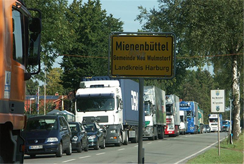 Auf der B3 staut sich der Verkehr in den Stoßzeiten von der A1-Abfahrt Rade in Mienenbüttel teils bis nach Rade zurück. Foto Michaelis