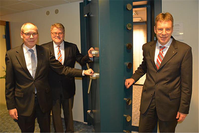 Aus aktuellem Anlass: das Vorstandsbild der Volksbank Stade-Cuxhaven mit Reinhard Dunker, Ulrich Sievert und Henning Porth, vor dem Eingang zu den Schließfächern der Kunden. Foto Stephan