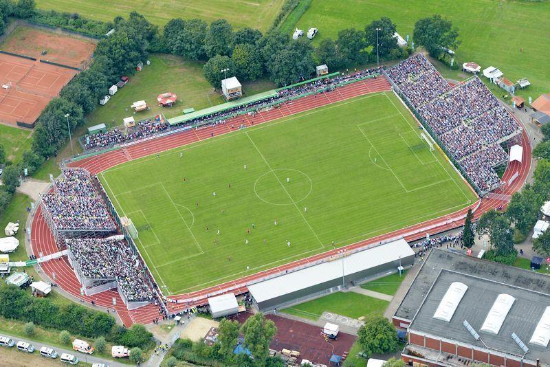 Beeindruckend: Das aufgepeppte Kehdinger Stadion aus der Luft. Foto: Elsen