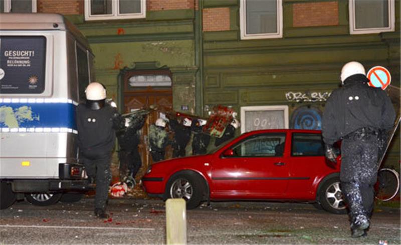 Bei dem Versuch von Unbekannten, ein leerstehendes Haus in Hamburg-Altona zu besetzen, ist es zu Auseinandersetzungen mit der Polizei gekommen. Foto dpa