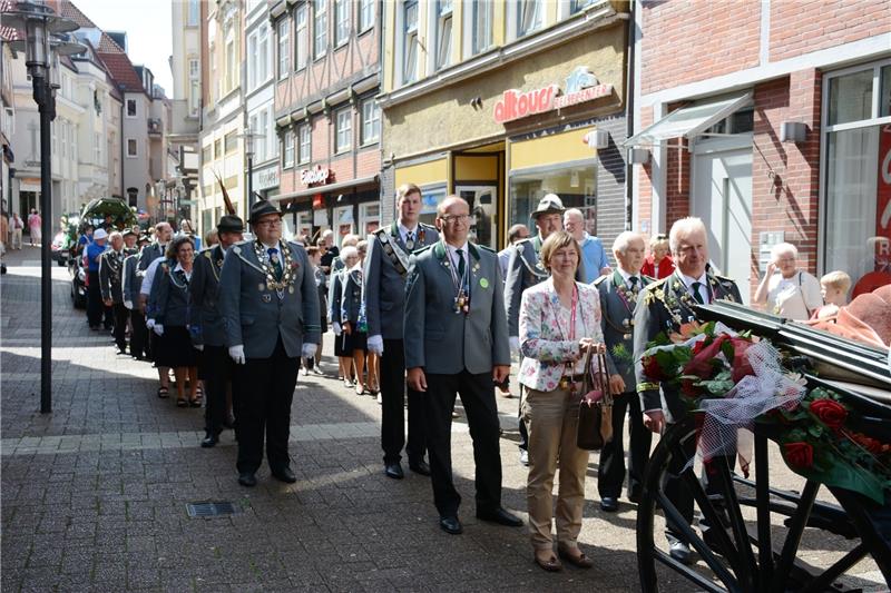 Bei herrlichem Sommerwetter marschierten die Stader Schützen durch die Altstadt. Auch Bürgermeisterin Silvia Nieber war dabei. Foto Beneke