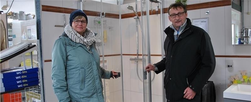 Beim Badstudio Röndigs: Marlis und Ralf Behrens schauen sich in der Badausstellung Duschkabinen an. Fotos Lohmann