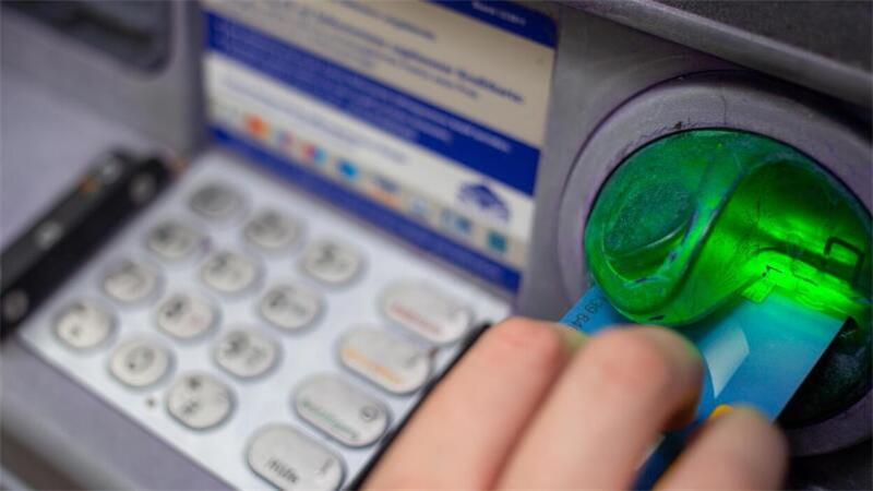 Beim Geldabheben sind Konzentration und Aufmerksamkeit gefragt: Nicht nur die PIN spielt eine Rolle. Um Überfälle auf Geldautomaten zu verhindern, sollten verdächtige Beobachtungen bei der Polizei gemeldet werden.