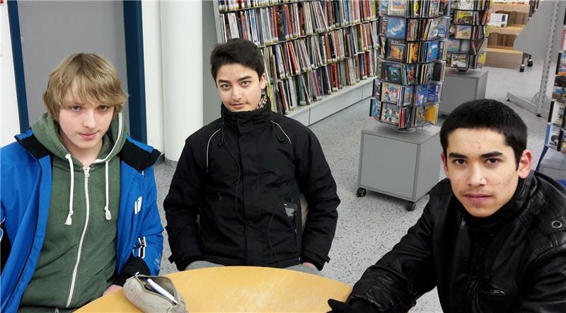 Beim Interview in der Stadtbücherei Stade: Florian Pieper mit Mohammed Akasha und Ali Darwish (Foto von links). Das Foto machte Mohammeds Bruder, Zakaria Akasha.
