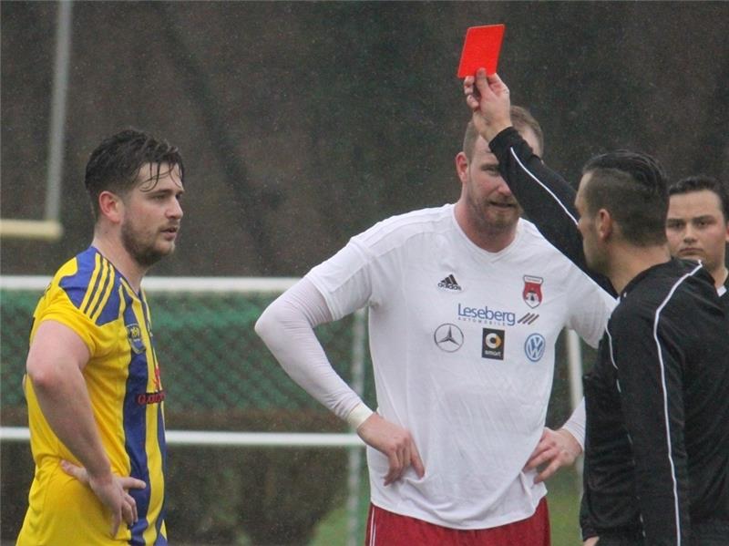 Der BSV schießt drei Tore und verliert trotzdem Ben Murray erlebt einen gebrauchten Tag: Erst erzielt er ein Eigentor, dann sieht er in der Nachspielzeit auch noch Rot. Fotos Bröhan