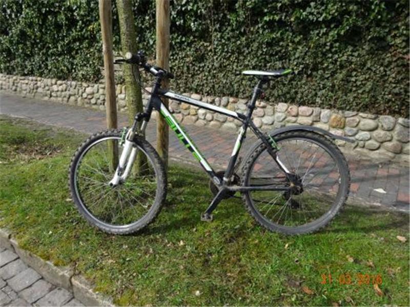 Bereits am 4. April wurde bei der Wache der Stader Polizei ein grün-schwarzes Mountainbike der Marke Bulls Wildtrail abgegeben, dass dieser am Stader Bahnhof in einem dortigen Gebüsch gefunden hatte.