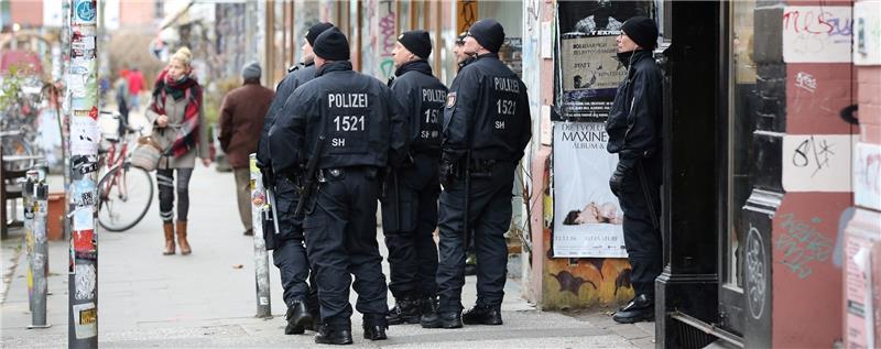 Bereitschaftspolizisten patrouillieren im Rahmen des OSZE-Gipfels im Karolinenviertel und in den Bereichen rund um die Messehallen. Foto Marks/dpa