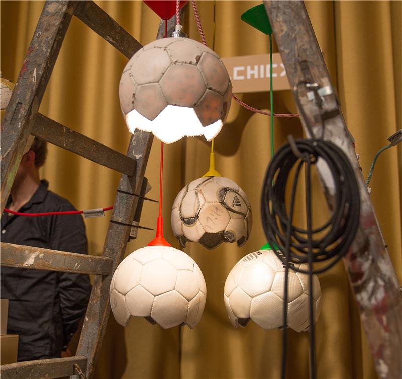 Besondere Lampen kann der Fußballfan beim Team Deluxe finden.