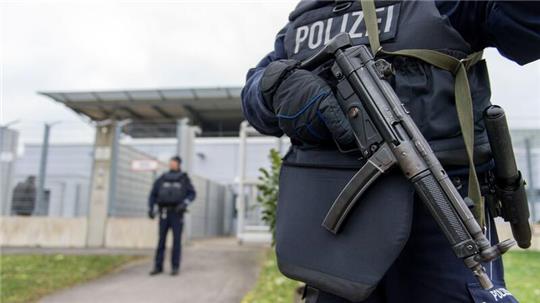 Bewaffnete Polizisten sichern das Prozessgebäude des Oberlandesgerichtes in Düsseldorf.