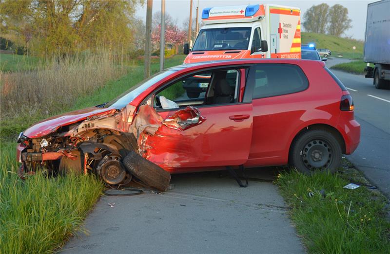 Golf prallt in Jork mit Lkw zusammen Golf prallt in Jork mit Lkw zusammen