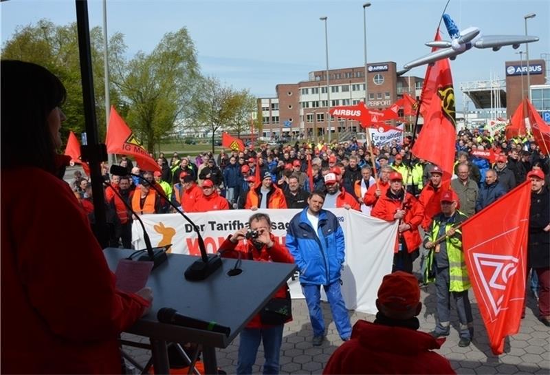 Die Beschäftigten von Airbus demonstrieren für mehr Lohn und Gehalt