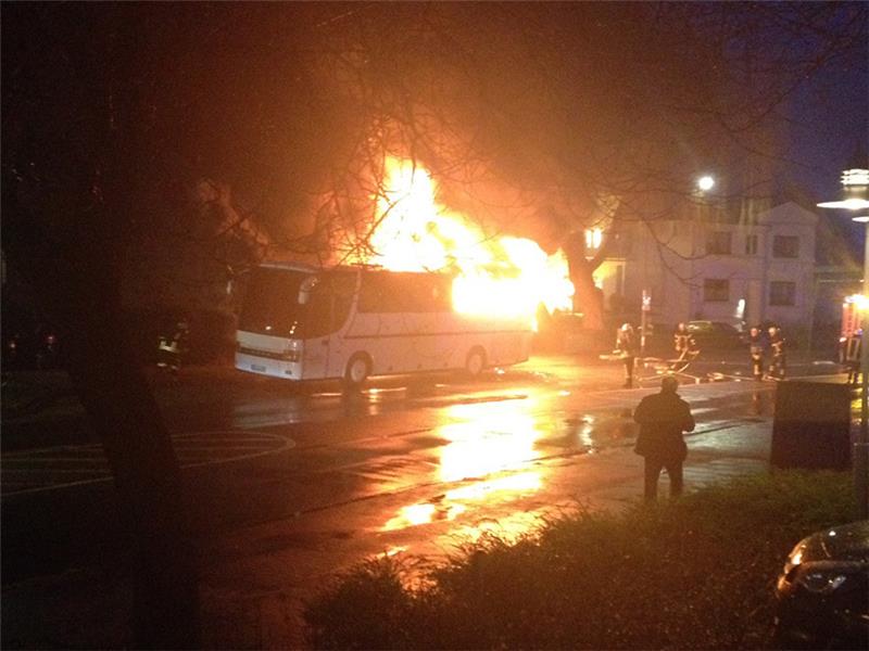 Reisebus brennt in Buxtehude