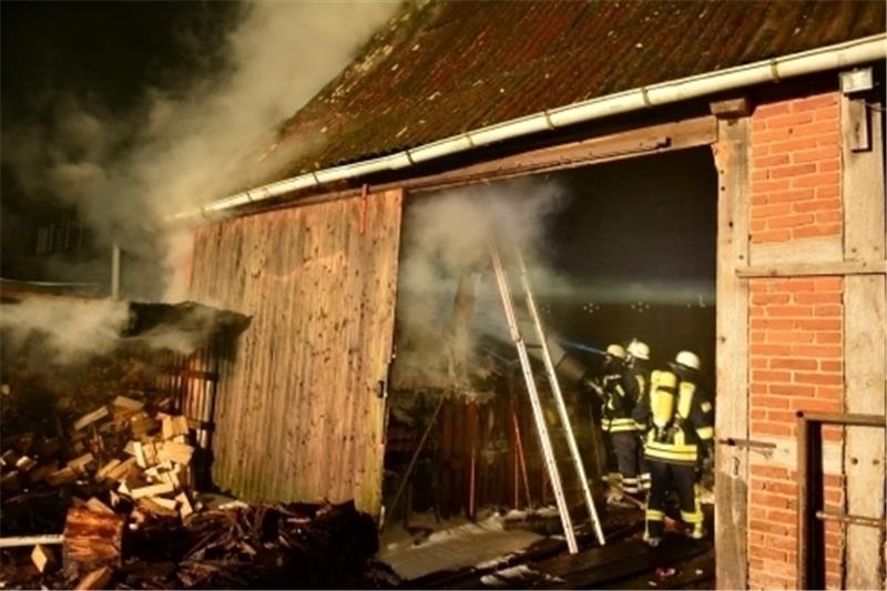 Großeinsatz wegen Scheunenbrand in Heinbockel Großeinsatz wegen Scheunenbrand in Heinbockel