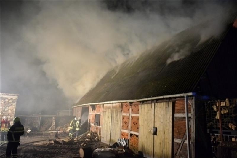 Großeinsatz wegen Scheunenbrand in Heinbockel Großeinsatz wegen Scheunenbrand in Heinbockel