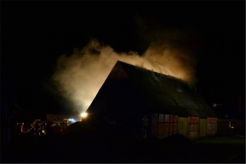 Großeinsatz wegen Scheunenbrand in Heinbockel Großeinsatz wegen Scheunenbrand in Heinbockel