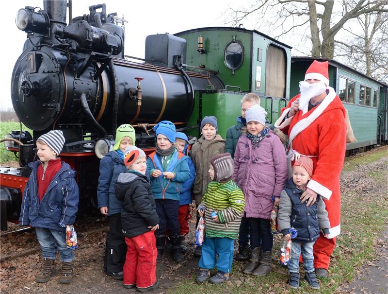 Dampflokomotive fährt zum Nikolaus