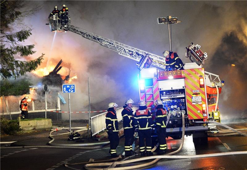 Reetdachhaus in Stade steht in Flammen